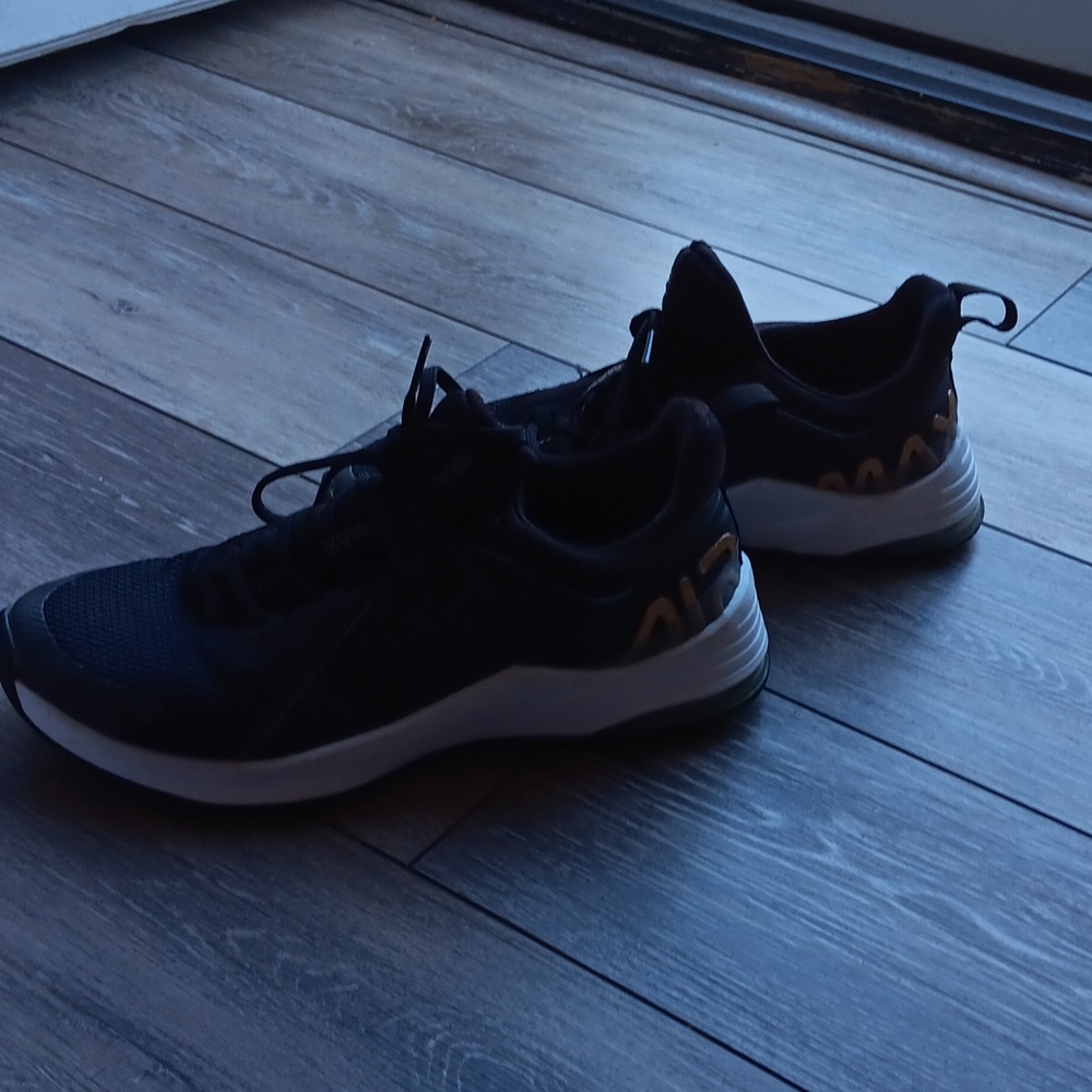 Shoes - Picture 5 of 7